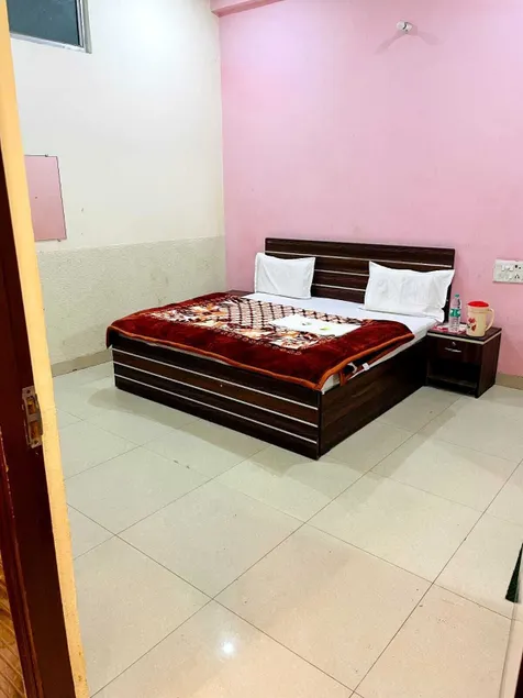 Kamal Dham Hotel - Near Prem Mandir - Quarto