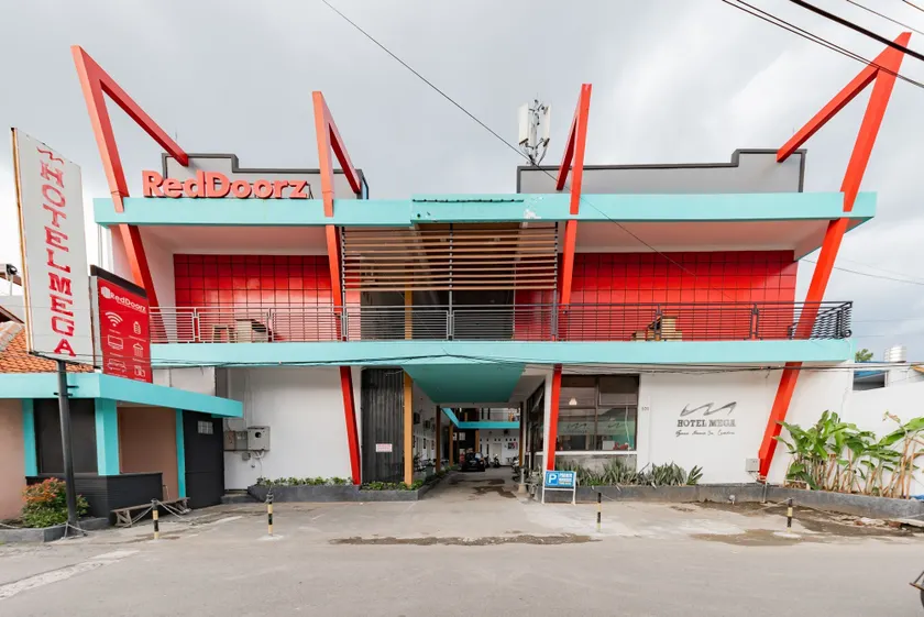 RedDoorz near Kejaksan Station Cirebon - Image 1