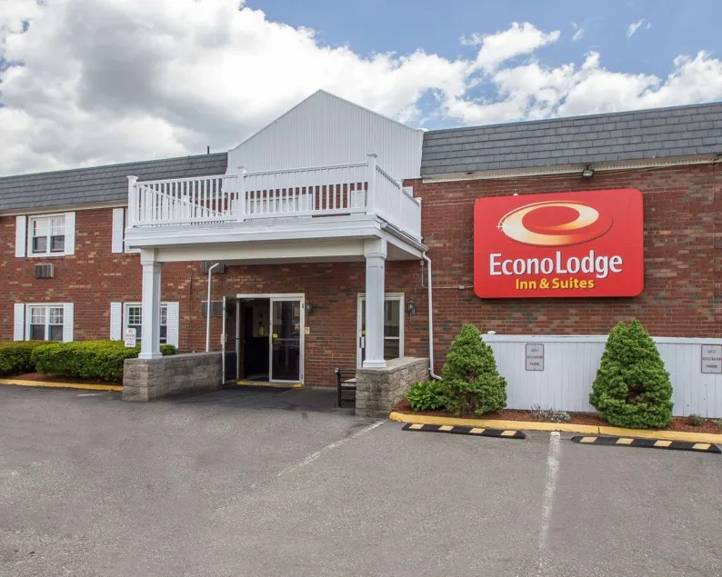 Econo Lodge Inn & Suites Windsor Locks Bradley Airport - Image 1