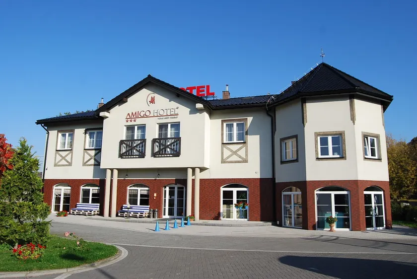Amigo Hotel - Image 1