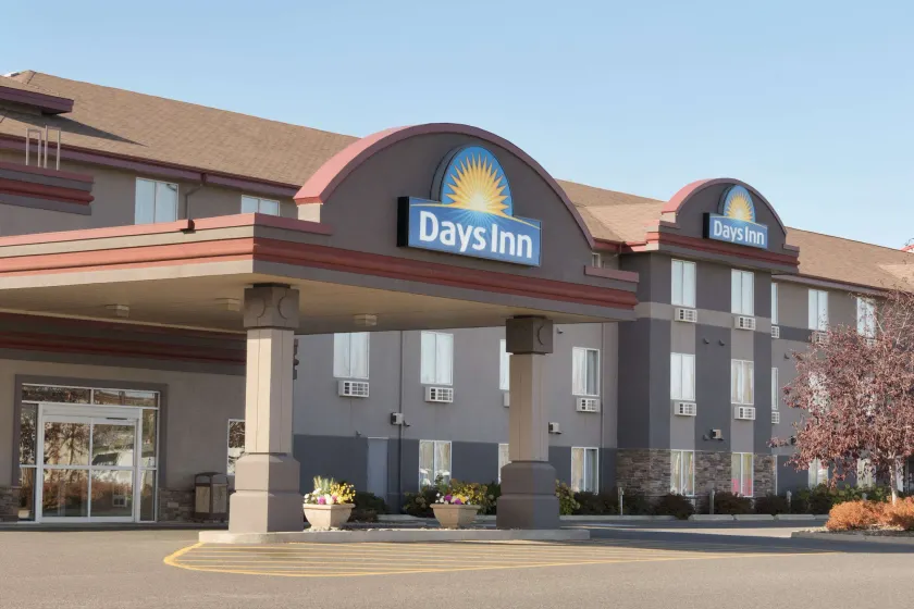 Days Inn & Suites by Wyndham Thunder Bay - Image 1