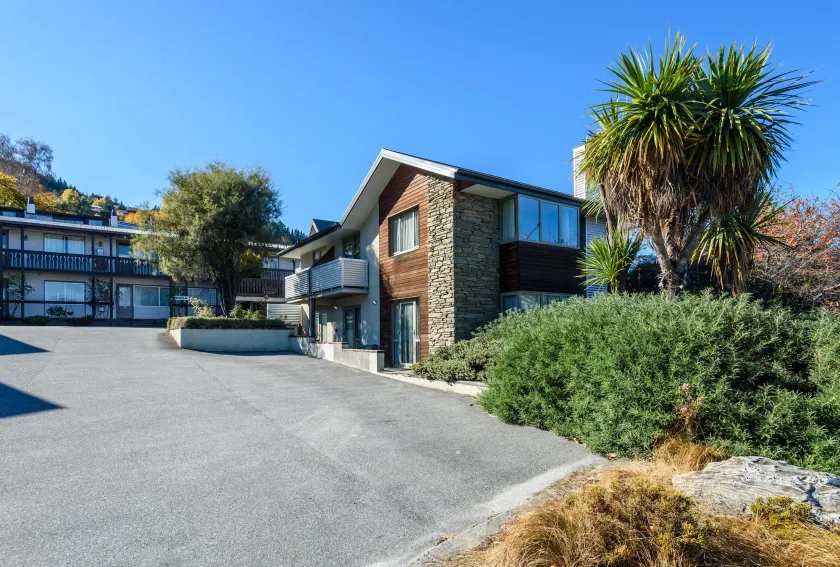 Queenstown Motel Apartments - Image 1