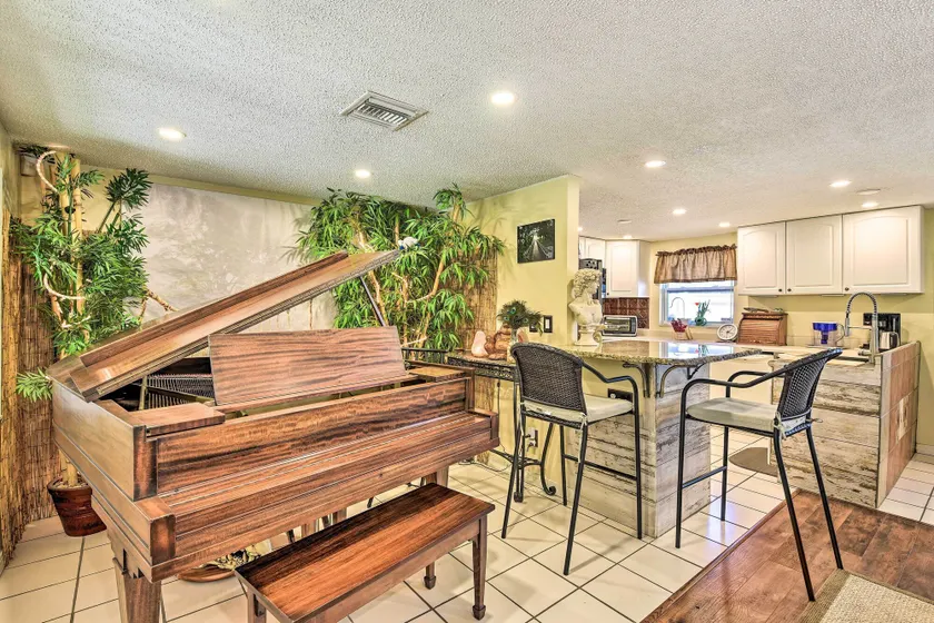 Unique Nokomis Home ~ 2 Mi to Beach Access! - Interiør