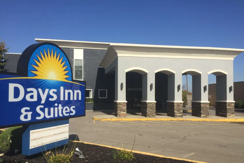 Days Inn & Suites by Wyndham Cincinnati North - Image 1