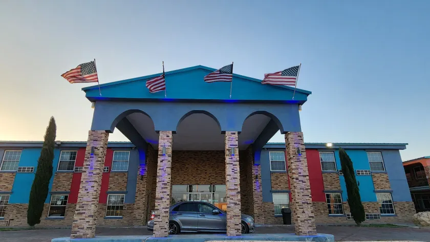 B&J HOTEL AND APARTMENTS - Image 1