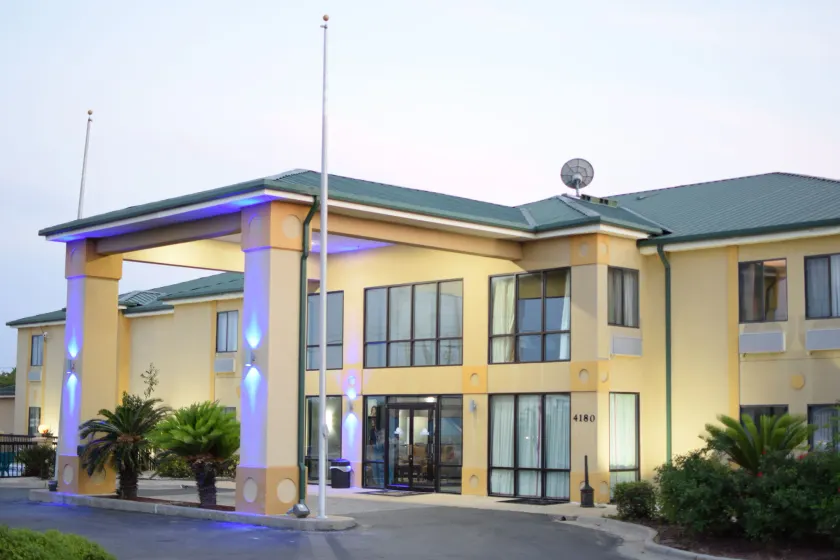 Days Inn by Wyndham Montgomery - Image 1