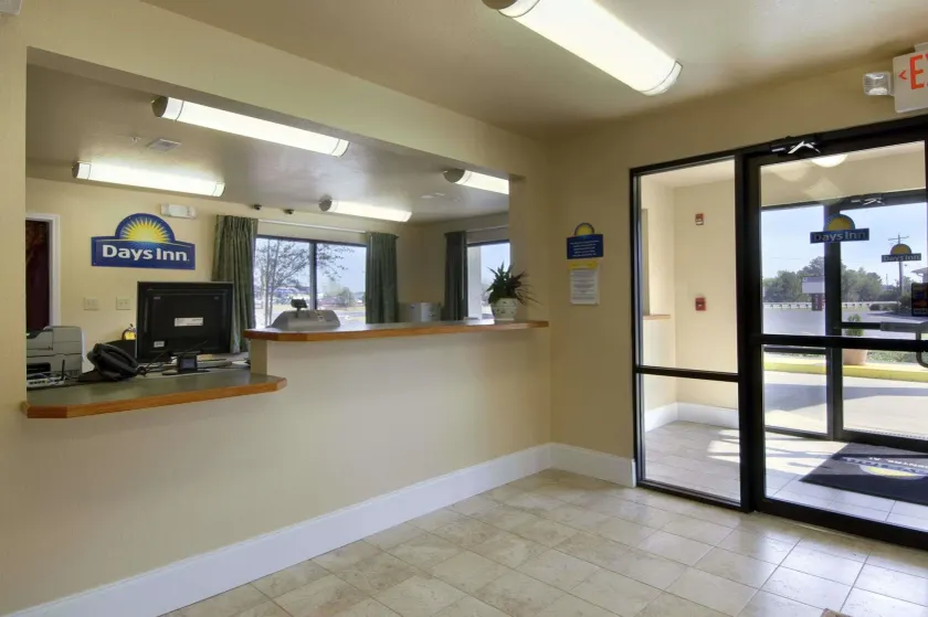 Days Inn by Wyndham Centre - Image 1
