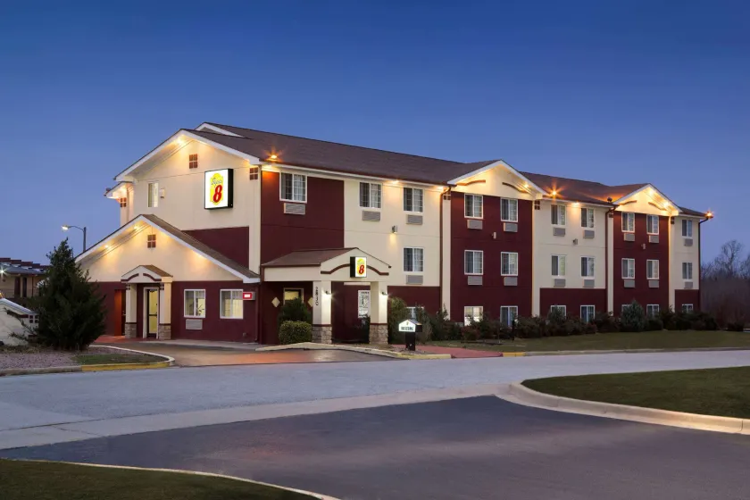 Super 8 by Wyndham Joplin - Image 1