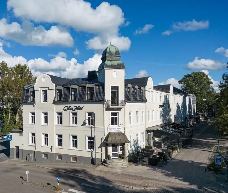 Moss Hotel & Apartments - Image 1