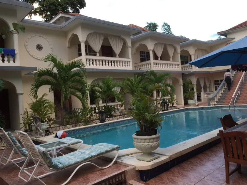 Rayon Hotel - Image 1