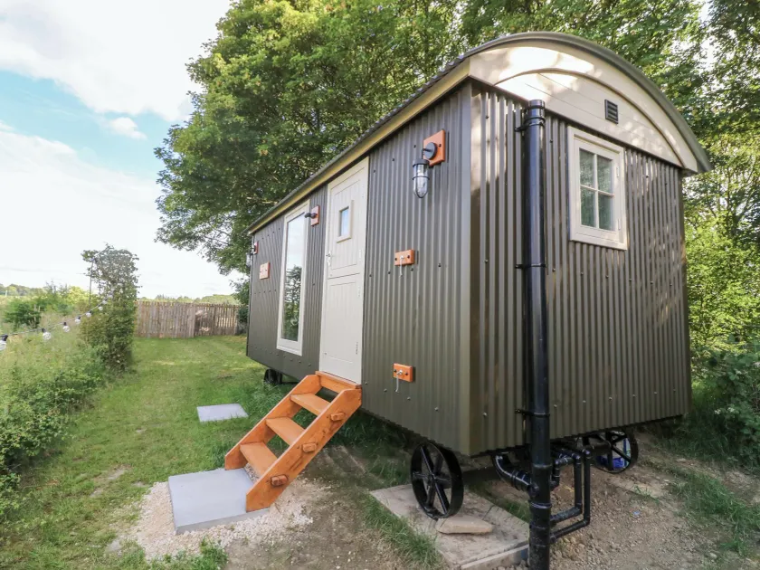 Kingfisher Hut - Image 1