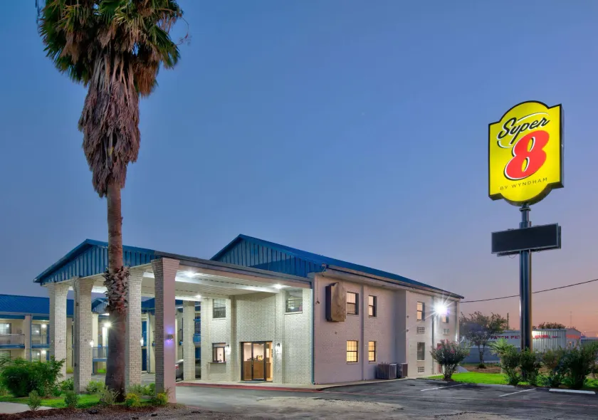 Super 8 by Wyndham Victoria - South - Hwy 59 - Image 1