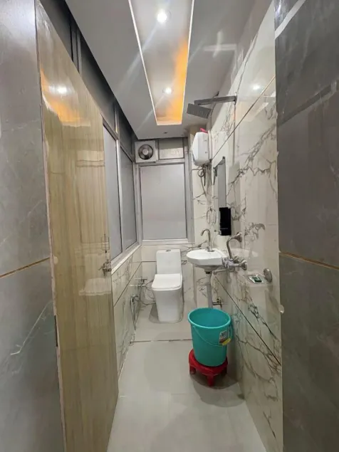Hotel Sheeri Inn - Image 1