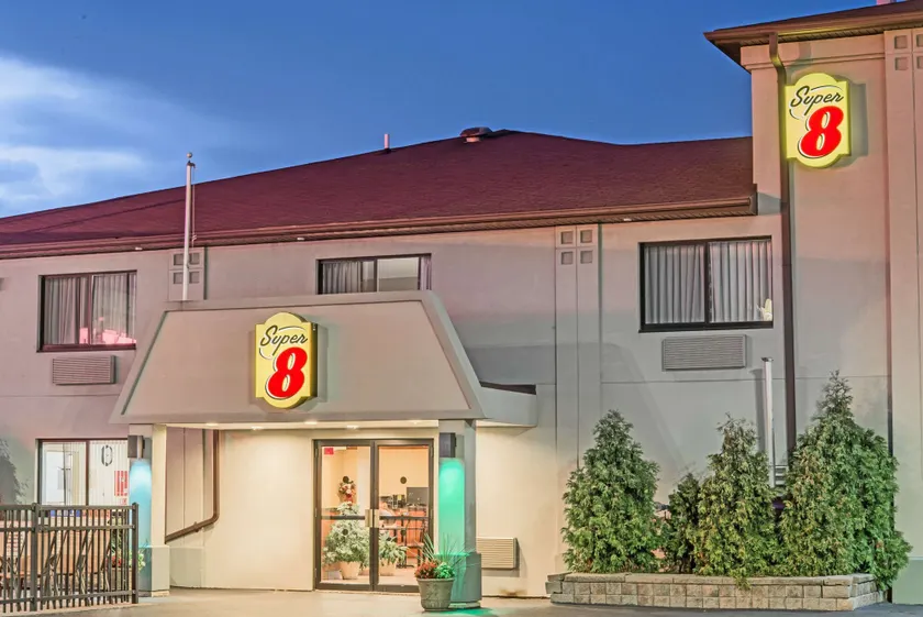 Super 8 by Wyndham Niagara Falls - Image 1