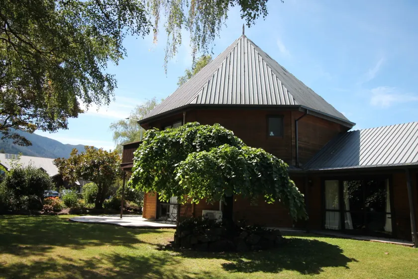 Alpine Lodge Motel - Image 1
