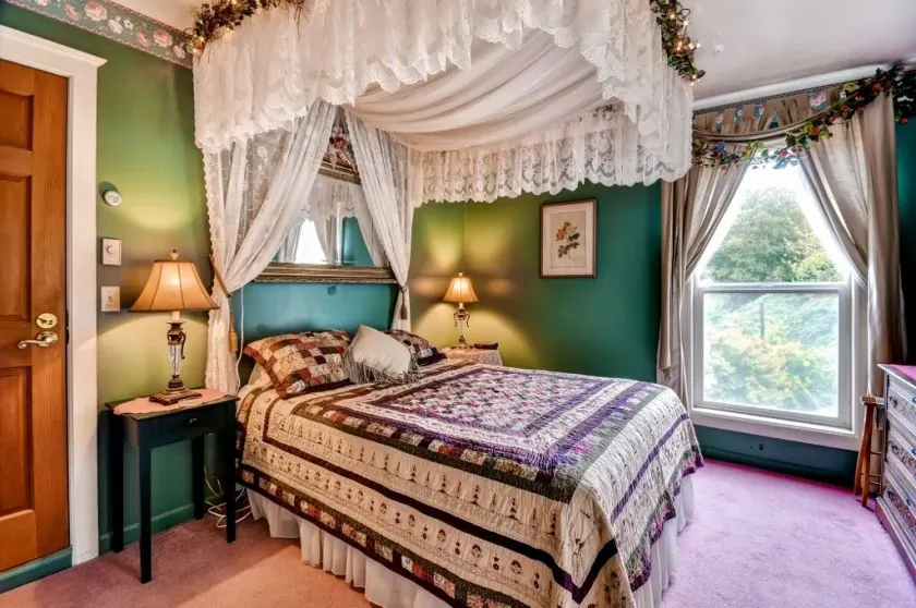 'Astoria Painted Lady' Historic Apt w/ River View! - Værelse