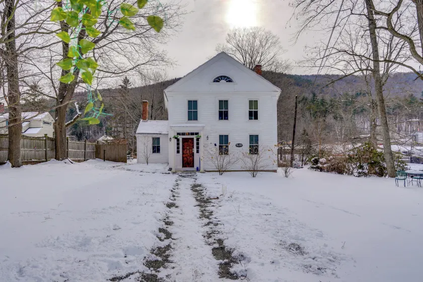 Hike, Fish & Ski: Riverside Barn Loft in Lee - Image 1