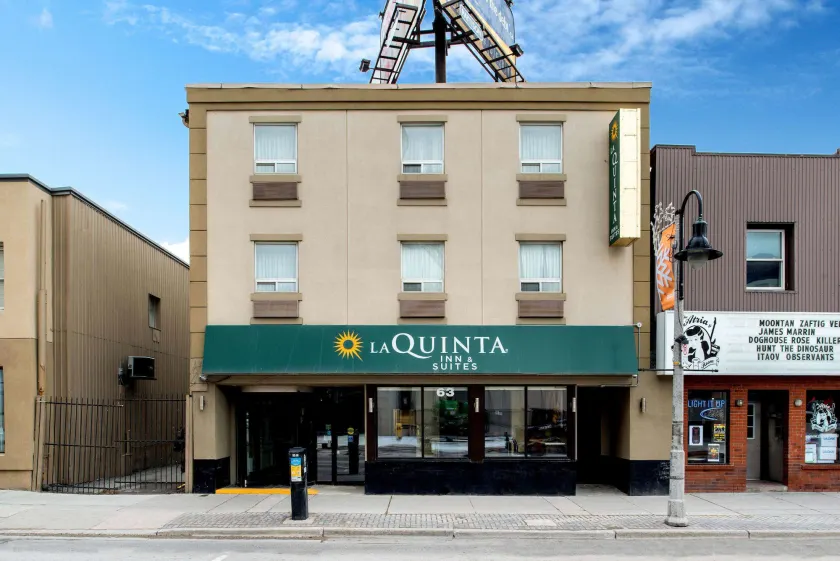 La Quinta Inn & Suites by Wyndham Oshawa - Image 1