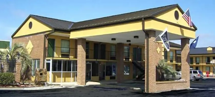 Travelers Inn & Suites - Image 1
