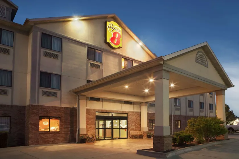 Super 8 by Wyndham Perryville - Image 1