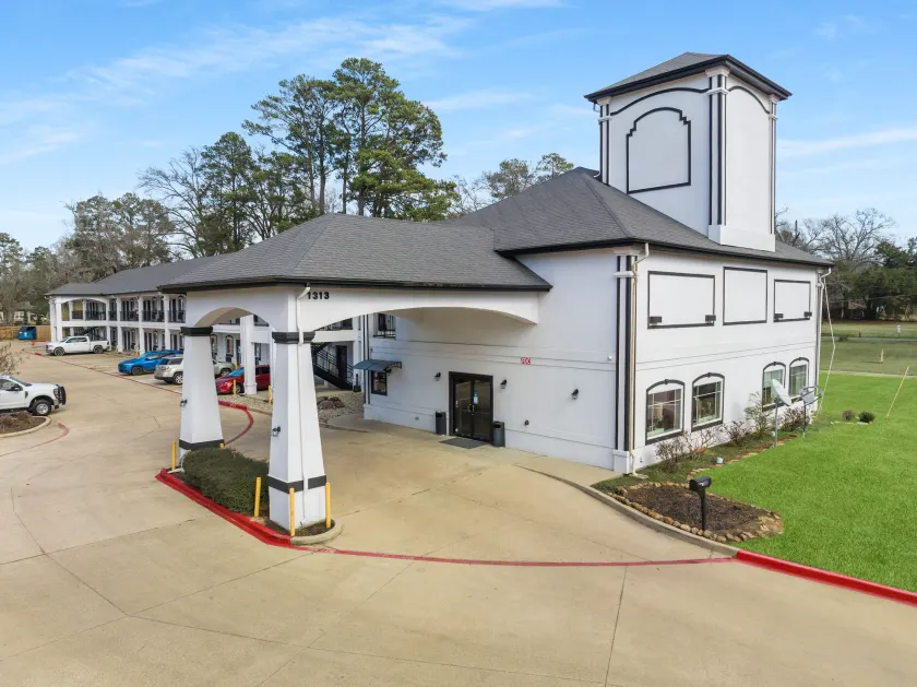 Super 8 By Wyndham Mansfield La - Image 1