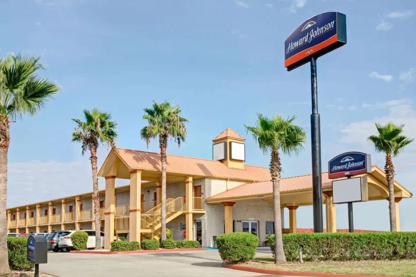 Howard Johnson by Wyndham Galveston - Image 1