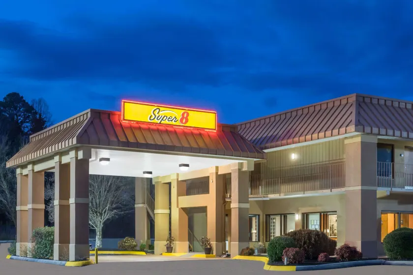 Super 8 by Wyndham Knoxville North/Powell - Image 1