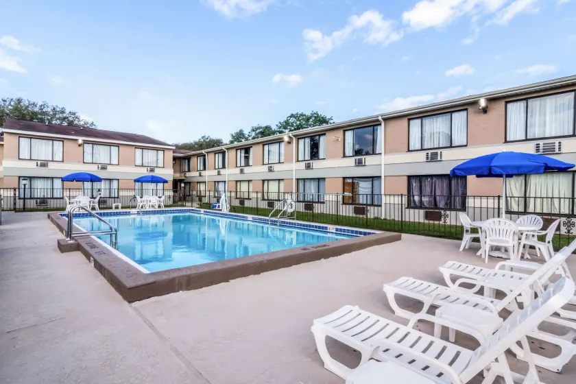 Quality Inn Pensacola North - Image 1