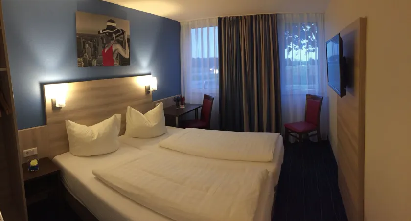 Motel 44 - Image 1