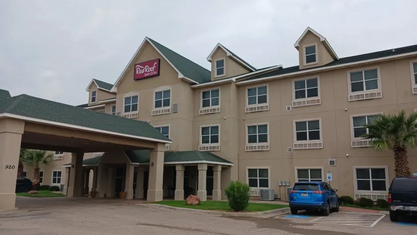 Red Roof Inn & Suites Midland - Image 1