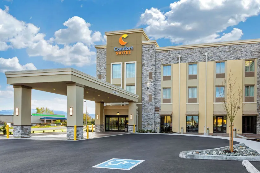 Comfort Suites Burlington near I-5 - Image 1