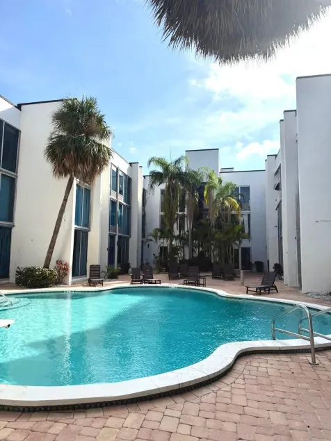 Tropical Palms Hotel - Image 1