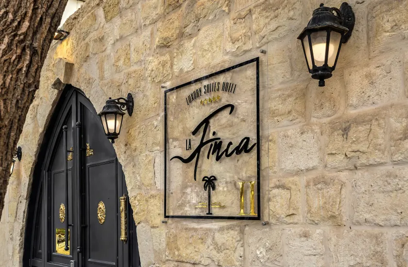 Old City Boutique - By La Finca Hotels- חוויית אירוח יוקרתית, חניה בחינם וקרבה לשדרת הקולינריה של העיר - Image 1