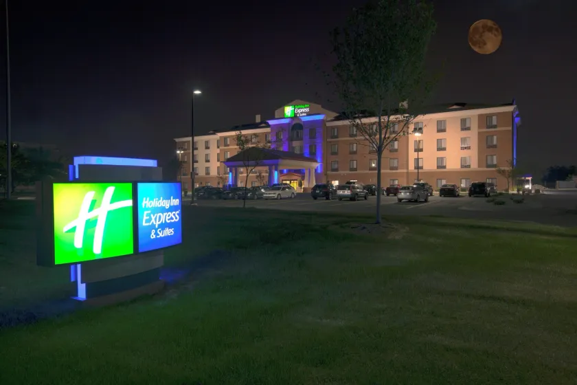 Holiday Inn Express and Suites Detroit North-Troy by IHG - Image 1