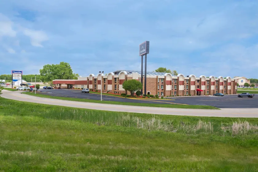 AmericInn by Wyndham Janesville - Image 1