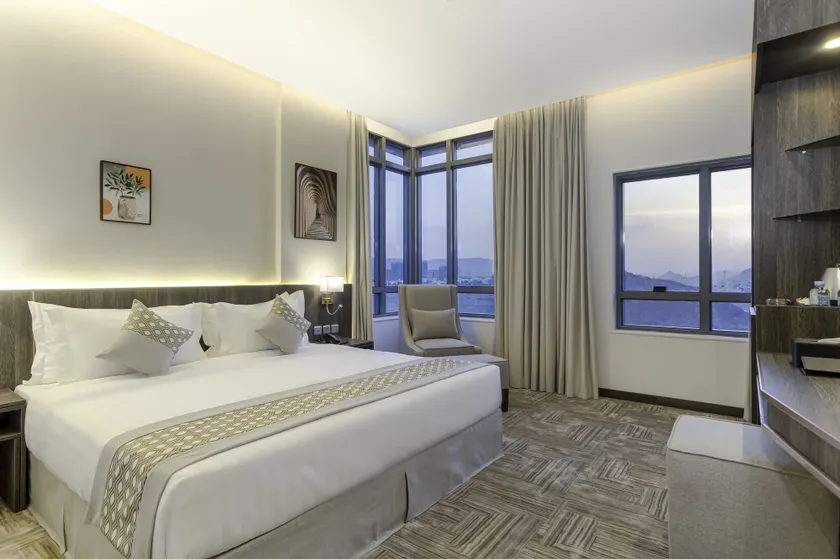 The Seasons Hotel - Image 1