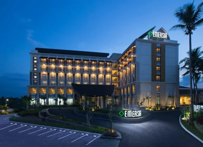Emersia Hotel & Resort Batusangkar - Image 1