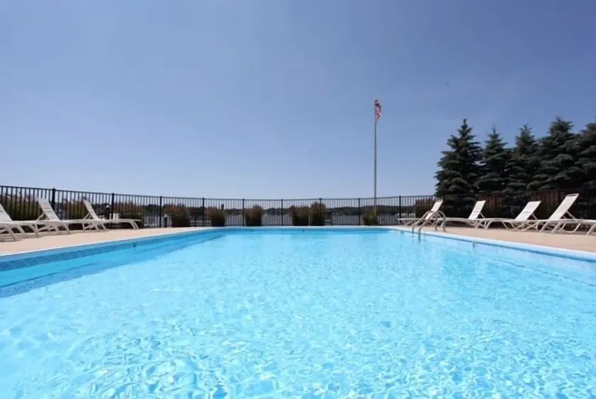 Rooftop Balcony, Lake Views, Pool and Walk to Town - Image 1