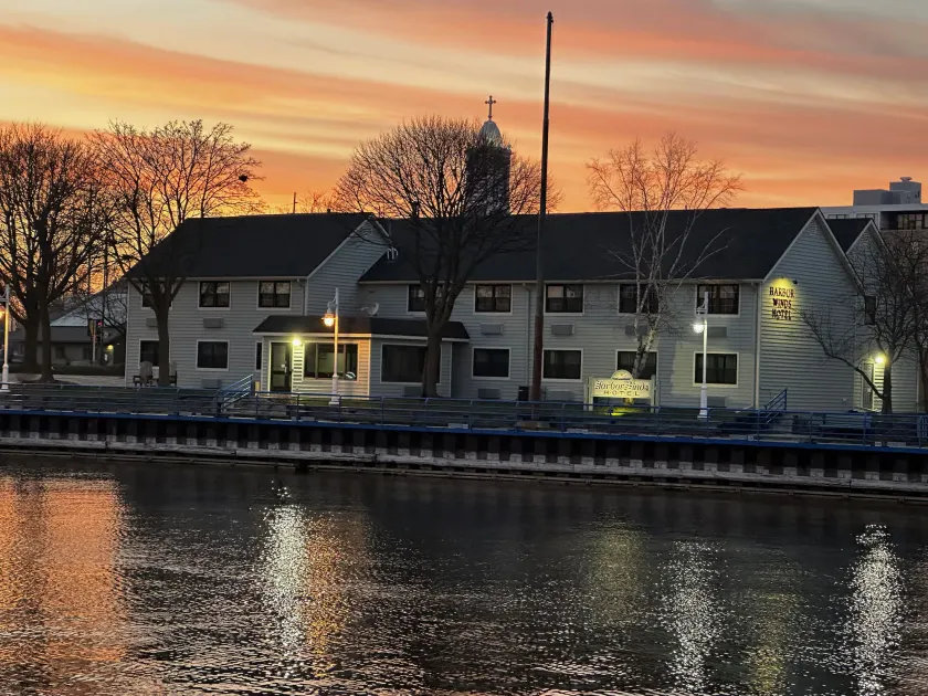 Harbor Winds Hotel - Image 1