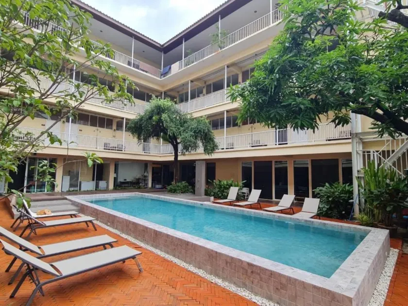 Feung Nakorn Balcony Rooms and Cafe - Image 1