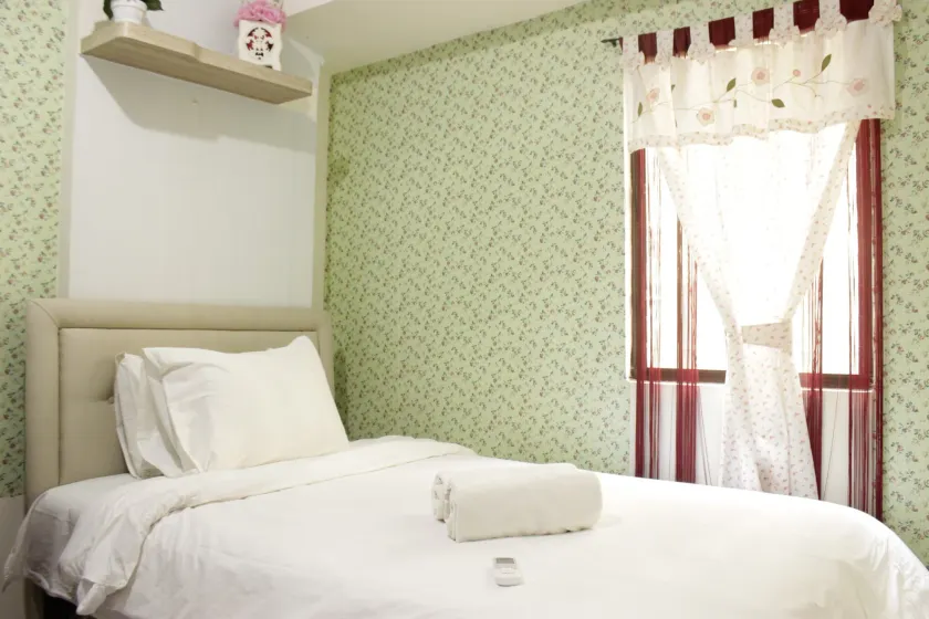 Spacious and Stylish 1BR Gateway Ahmad Yani Cicadas Apartment By Travelio - Værelse