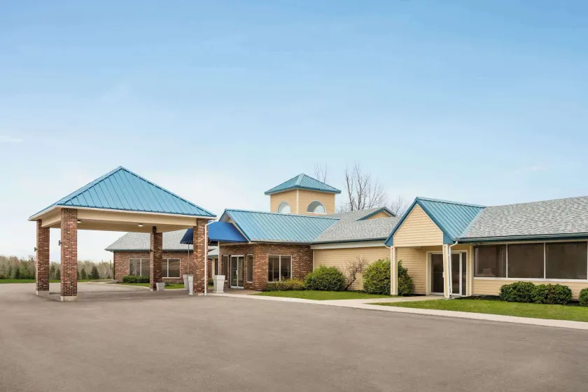 Days Inn & Suites by Wyndham Moncton - Image 1