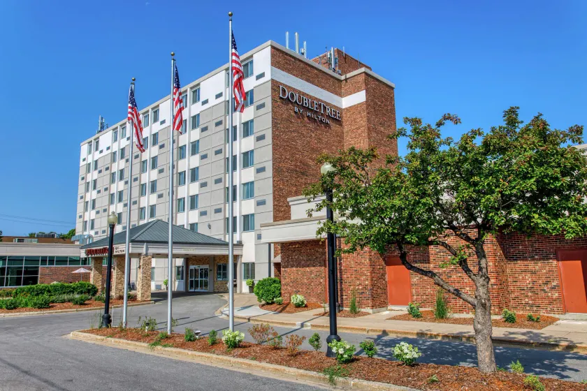 DoubleTree by Hilton Neenah - Image 1