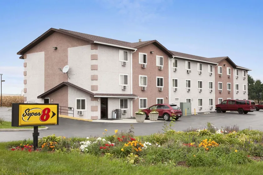 Super 8 by Wyndham Peru Starved Rock State Park - Image 1