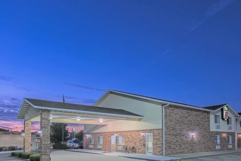 Super 8 by Wyndham Potosi - Image 1