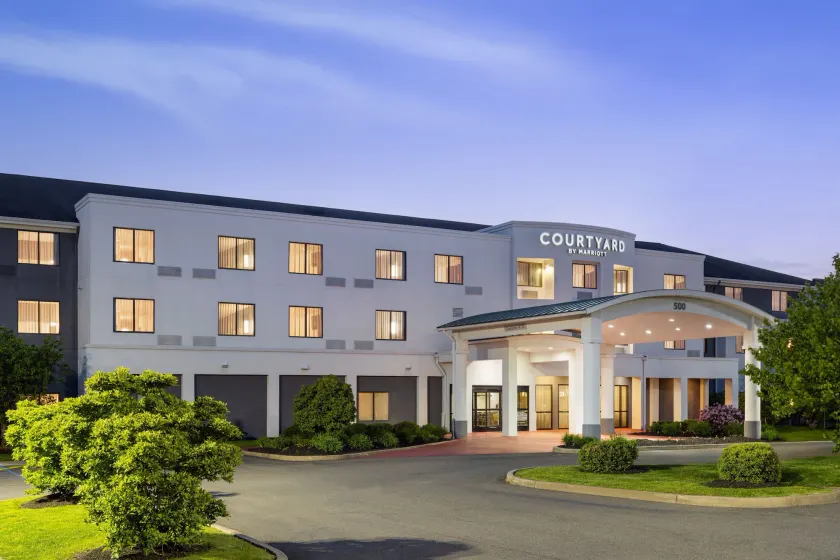 Courtyard by Marriott Kingston - Image 1