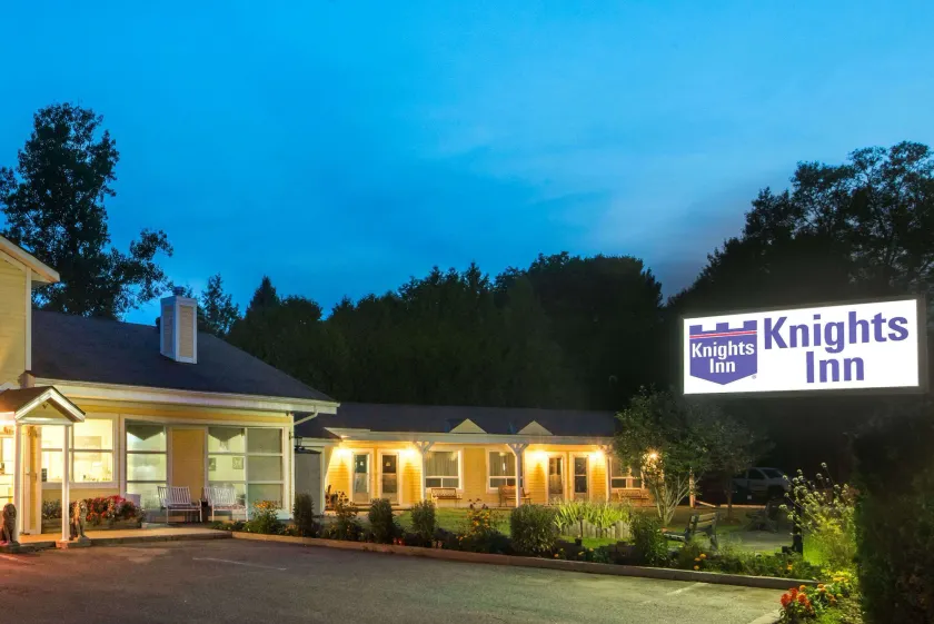 Knights Inn Bracebridge - Image 1