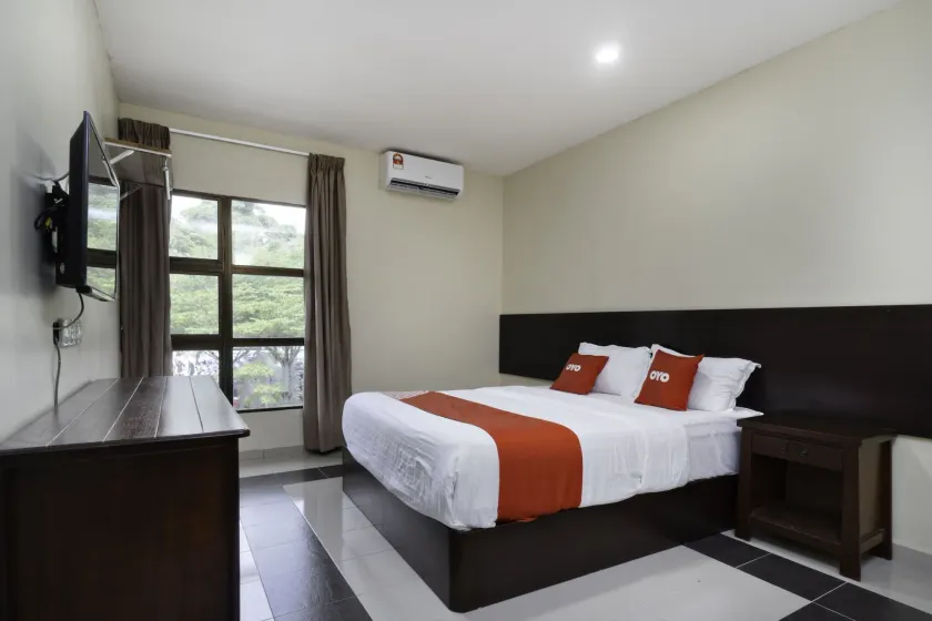 OYO 89960 Manjung Inn Hotel - Image 1