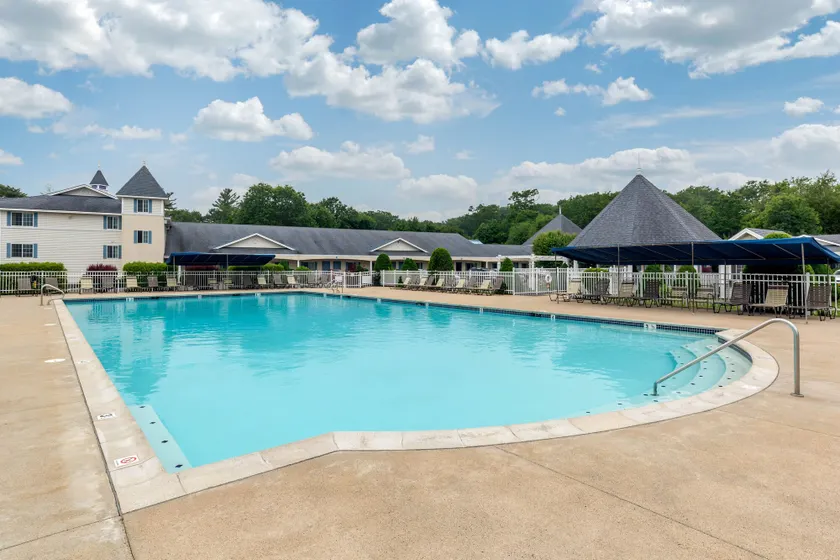 Driftaway Hotel and Pool - Image 1