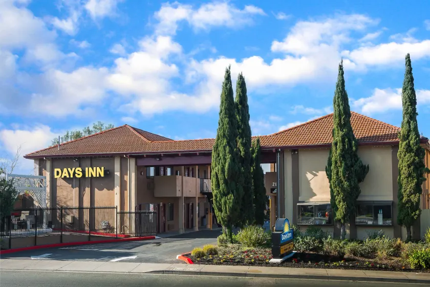 Days Inn by Wyndham Pinole Berkeley - Image 1